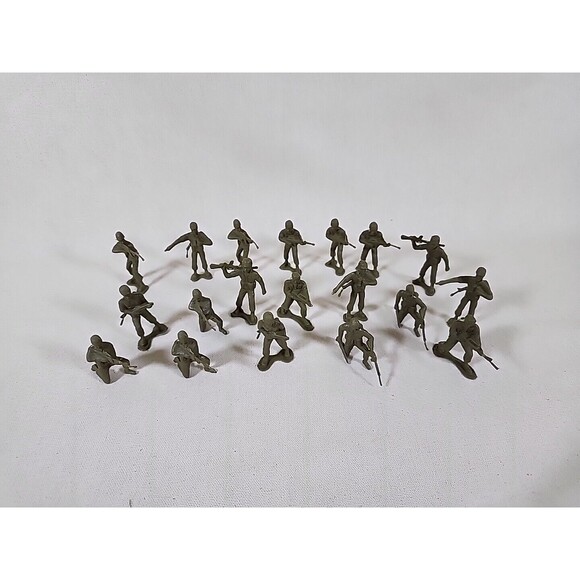 Vintage Lot Of 19 Military Plastic Toy Figures - Picture 1 of 10